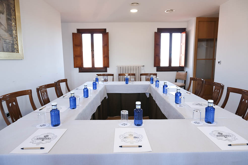 Mesa imperial en la sala